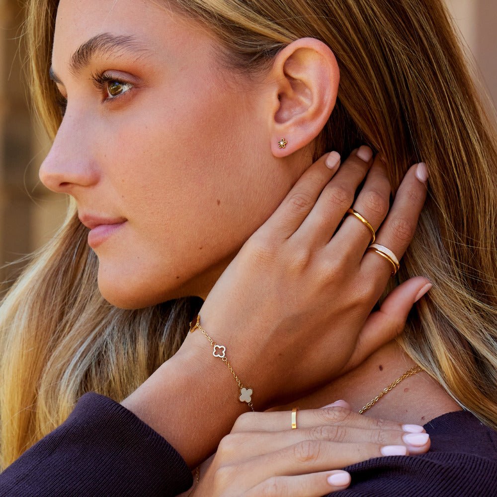 Brincos Mini Flor Banhado em Ouro 18k