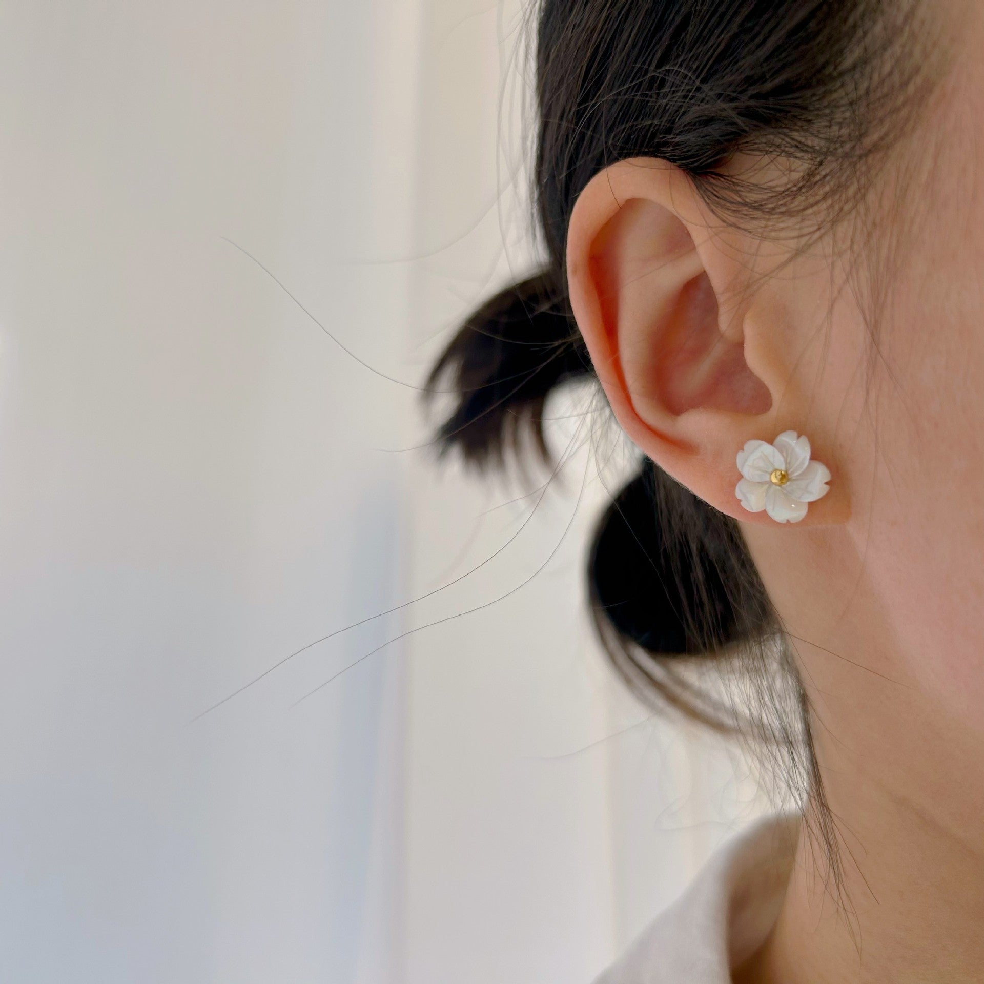 Brinco Flor Branca Íris - Auriella Joias -  yqi9yt-qe.myshopify.com
