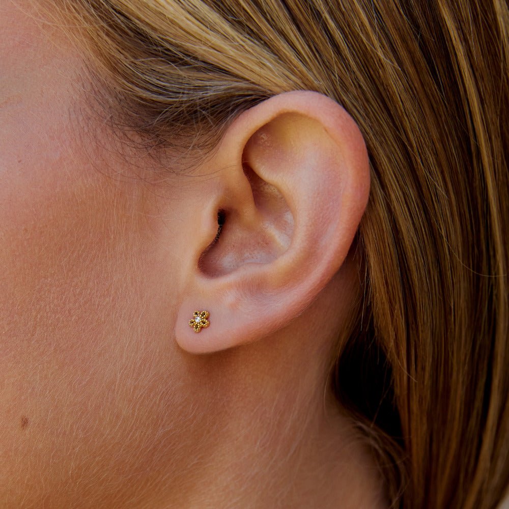 Brincos Mini Flor Banhado em Ouro 18k