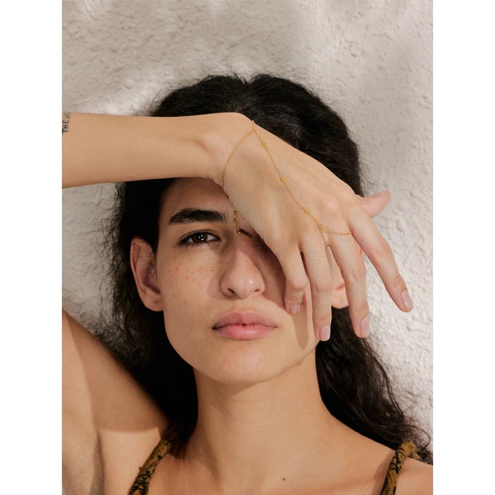Pulseira Hand Chain Minimalista Dominique - Auriella Joias
